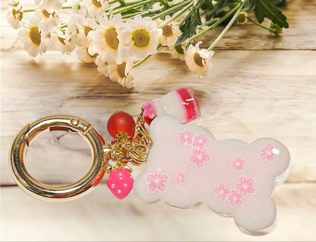 苺くまちゃんキーホルダー　ピンク　苺　レジンキーホルダー　ミニチュアドリンク