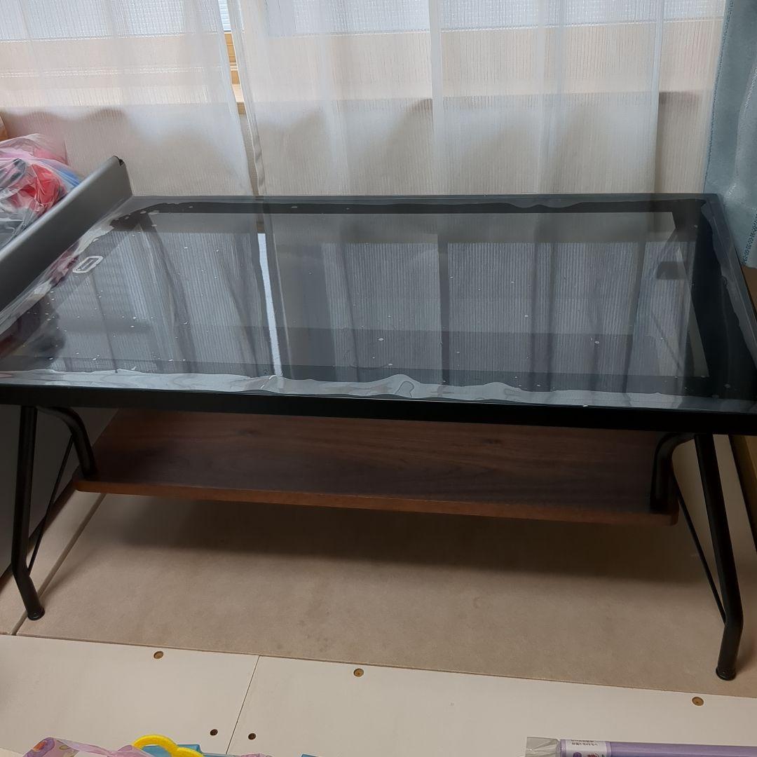 ガラス天板のモダンテーブル