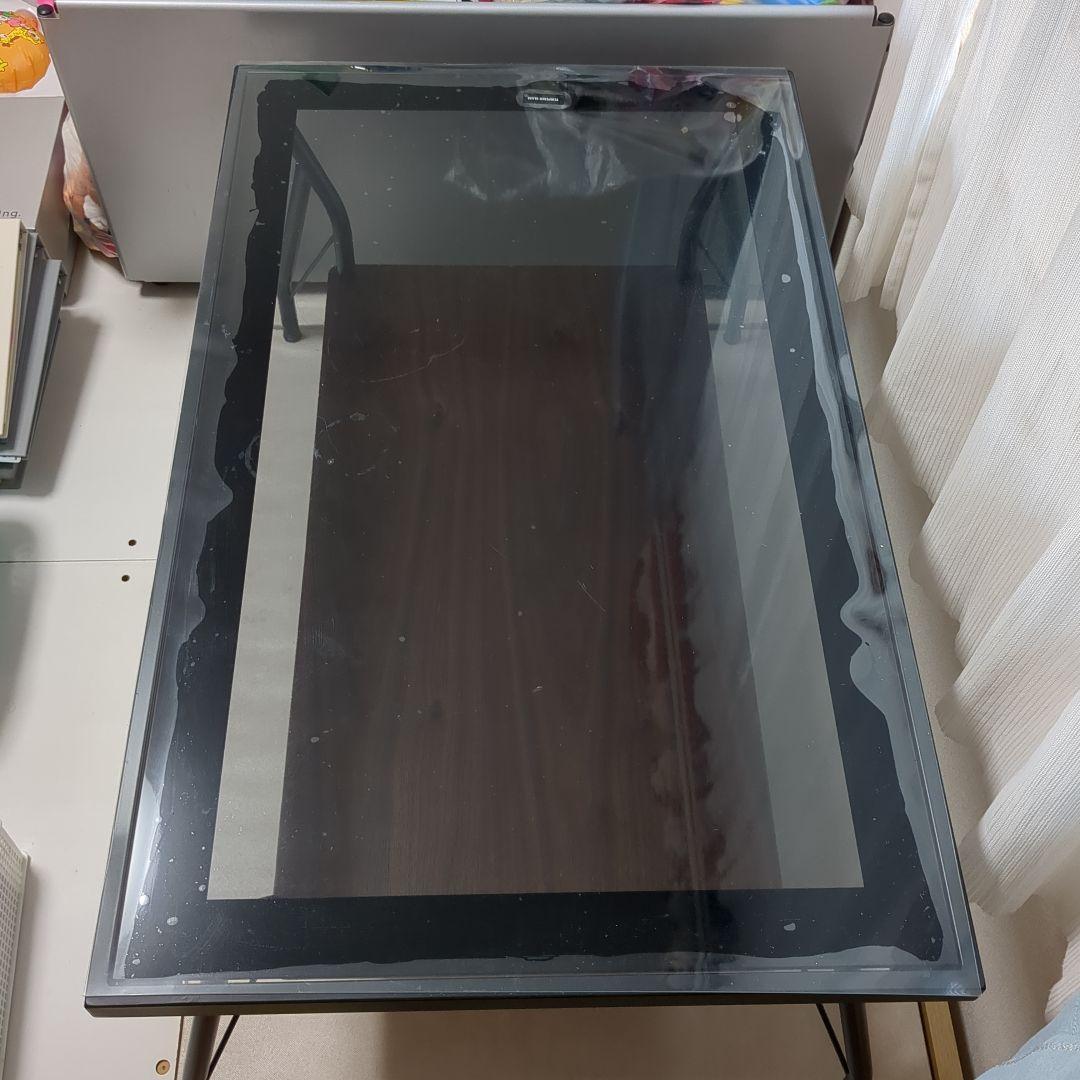 ガラス天板のモダンテーブル