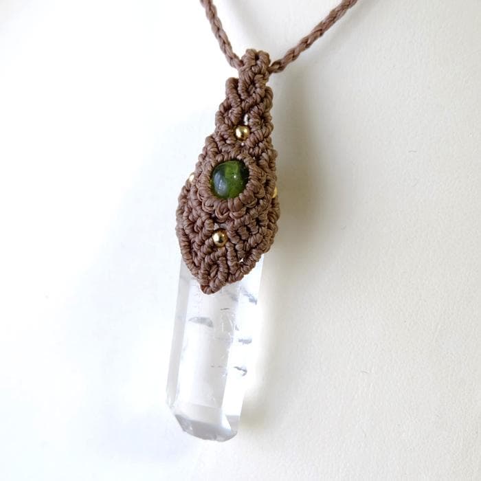 ペリドット（アメリカ産）水晶ポイント原石マクラメ編みペンダントネックレス3522