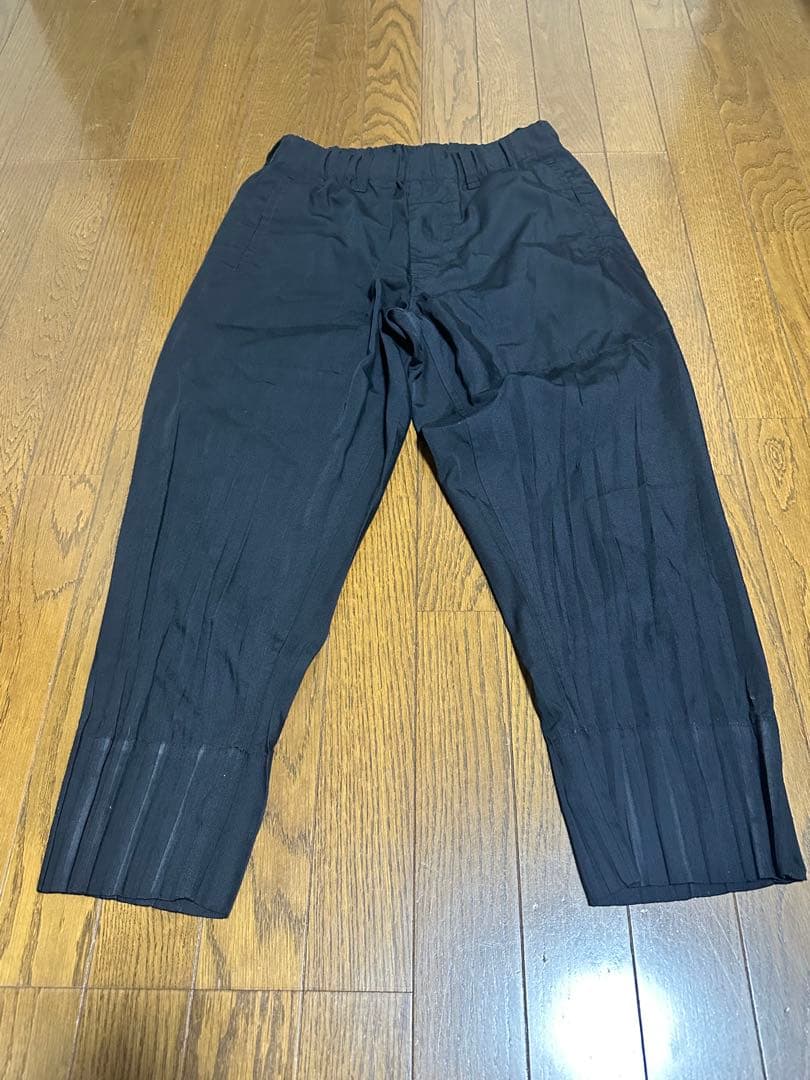 イッセイミヤケメン　プリーツテーパードパンツ　ブラック