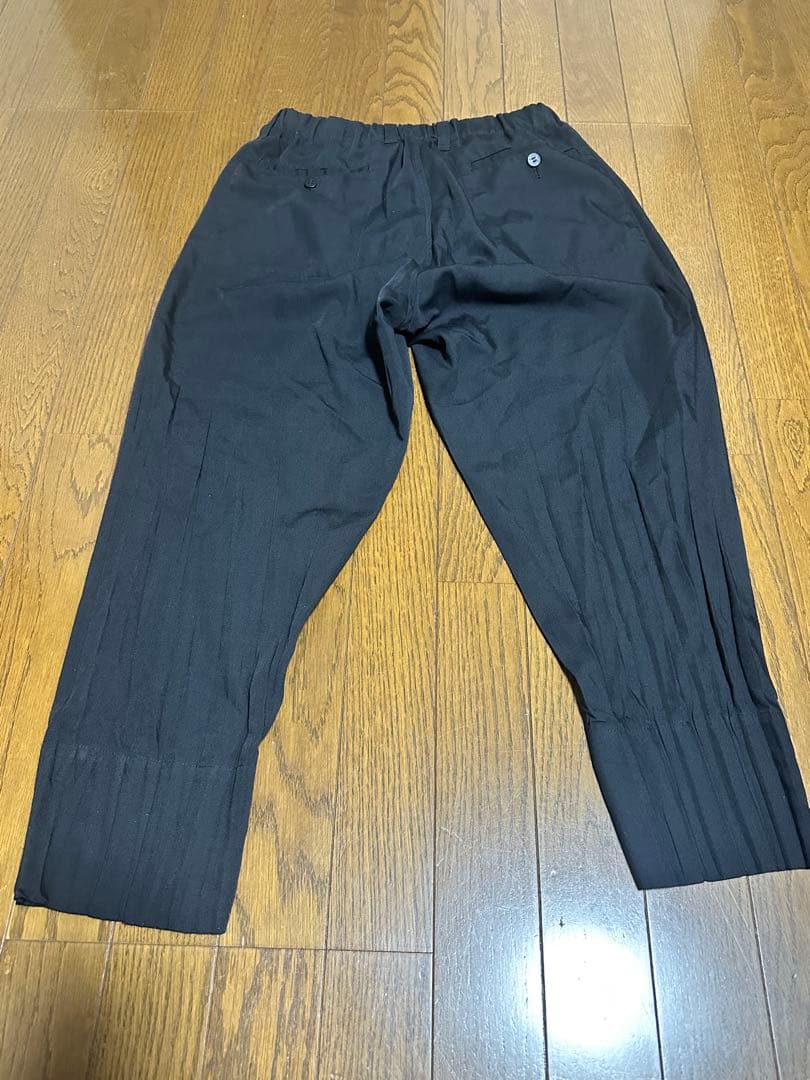 イッセイミヤケメン　プリーツテーパードパンツ　ブラック