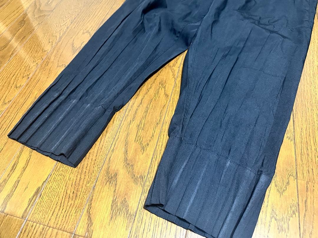 イッセイミヤケメン　プリーツテーパードパンツ　ブラック