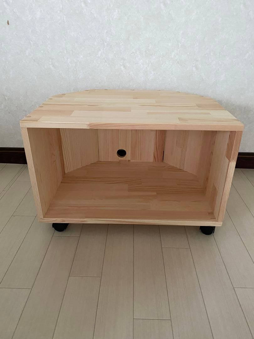 パイン集成材で制作した、テレビ台です。