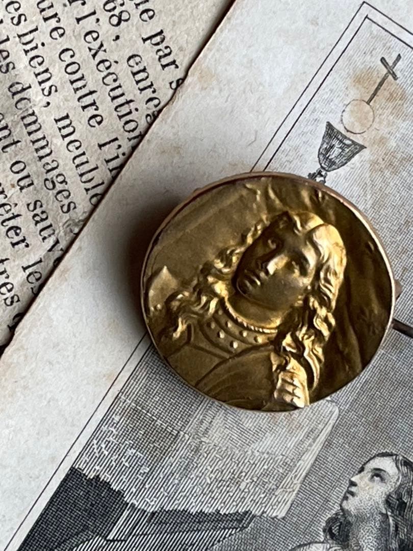 ジャンヌダルクのブローチ　フランスアンティーク　ゴールドプレートフィックス未使用