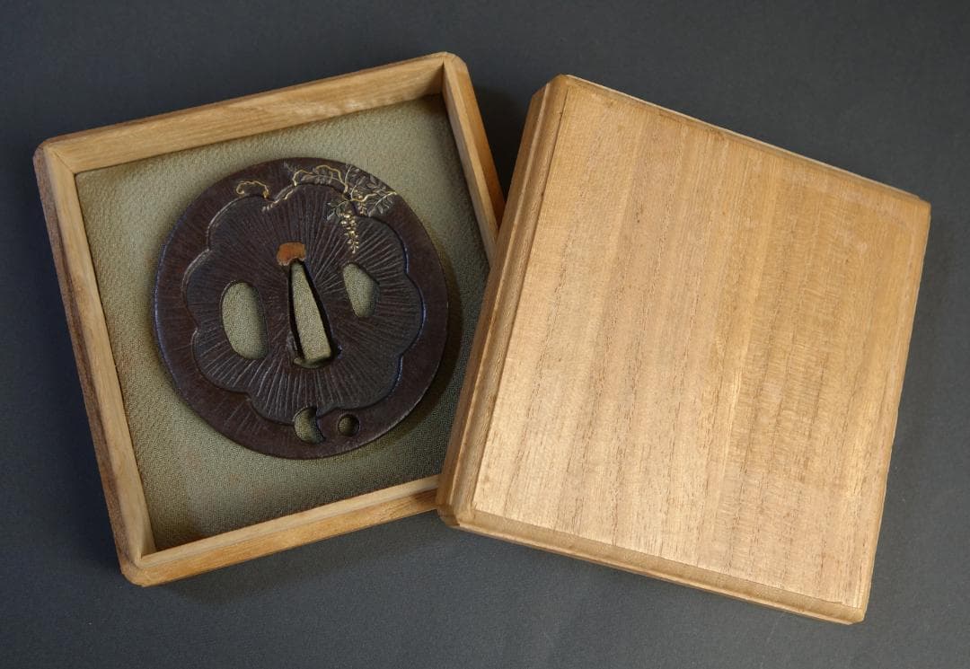 鍔 鐔 鉄地 刀装具 武具 骨董【阿弥陀鑢 金銀象嵌 藤図鍔】(鍔箱付き)