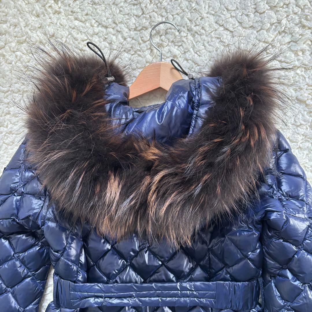 ぱどのん　タトラス ダウンコート 紺　02 Ｍ　ラクーンファー　ベルト