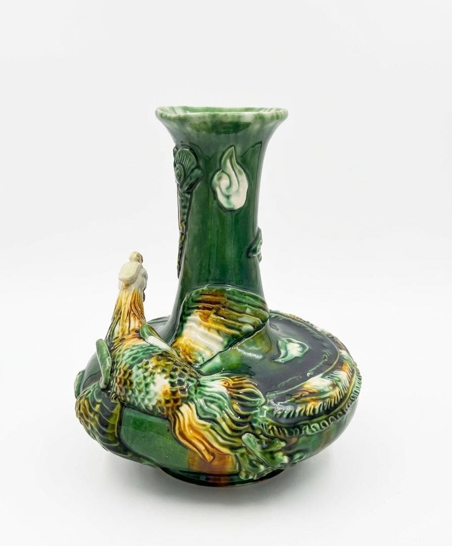 緑色の陶器製花瓶 鳥と植物の装飾