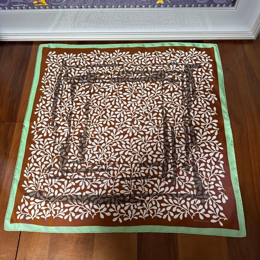 HERMES エルメス　カレ65 ブラウン　グリーン縁取り　シルク
