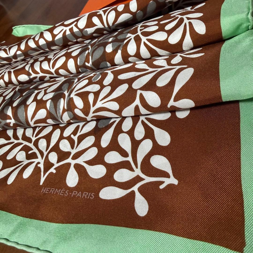 HERMES エルメス　カレ65 ブラウン　グリーン縁取り　シルク