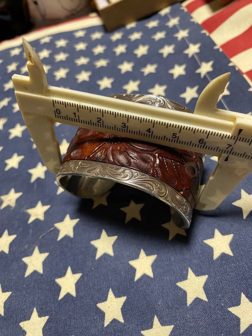 2*t様 花柄彫刻 レザー スターリングシルバーバングル(Vog t)