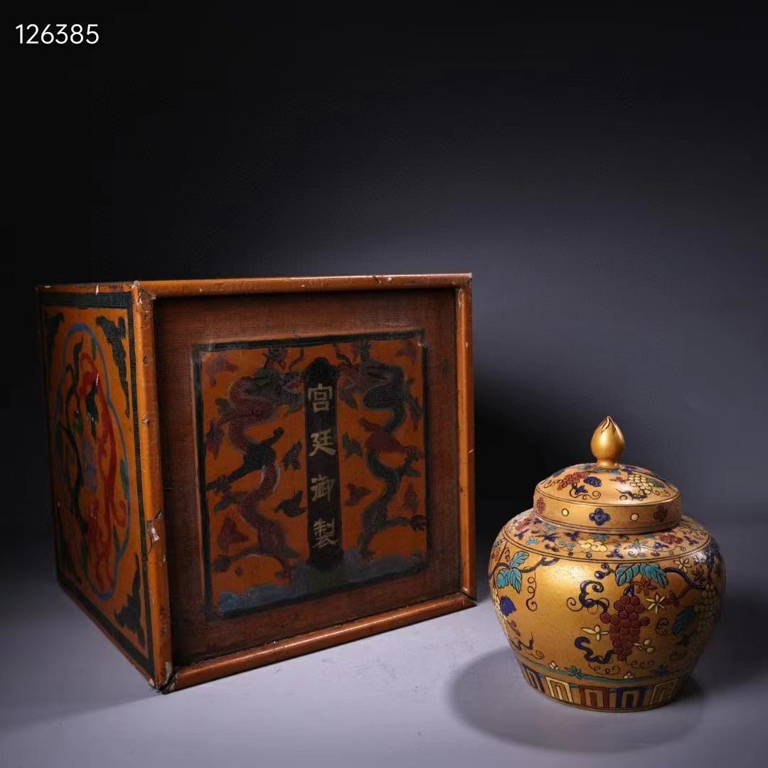 中国古美術・宮廷の御蔵品・純手描きの金粉彩磁器の壺・儲物缶・漆箱付・置物・案頭