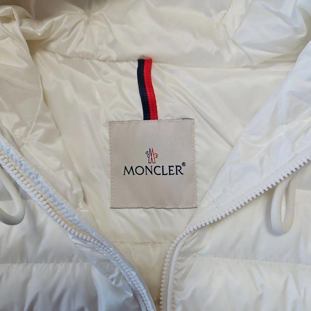 めぐママ　モンクレールGIROUXフード付きホワイトダウンジャケット