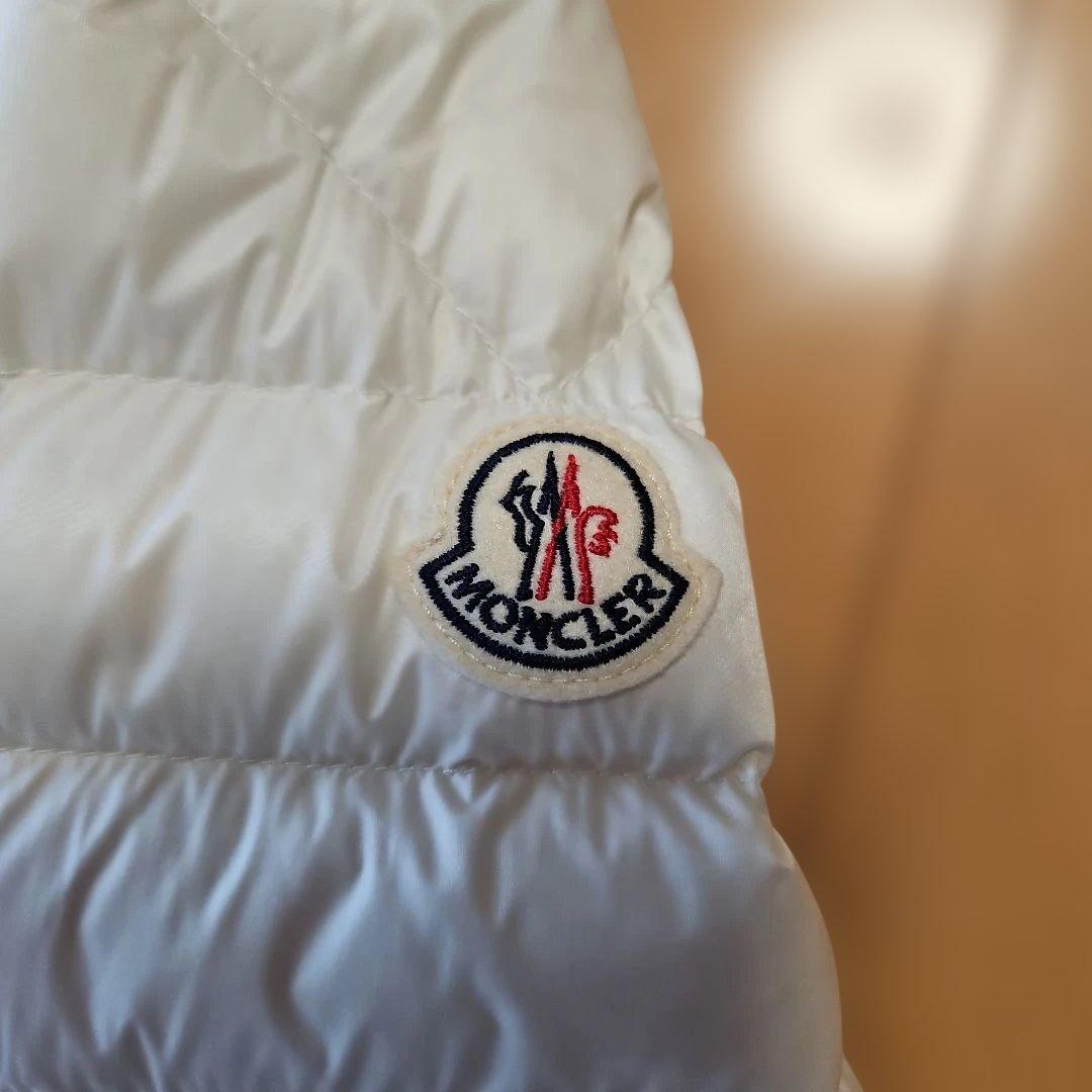 めぐママ　モンクレールGIROUXフード付きホワイトダウンジャケット