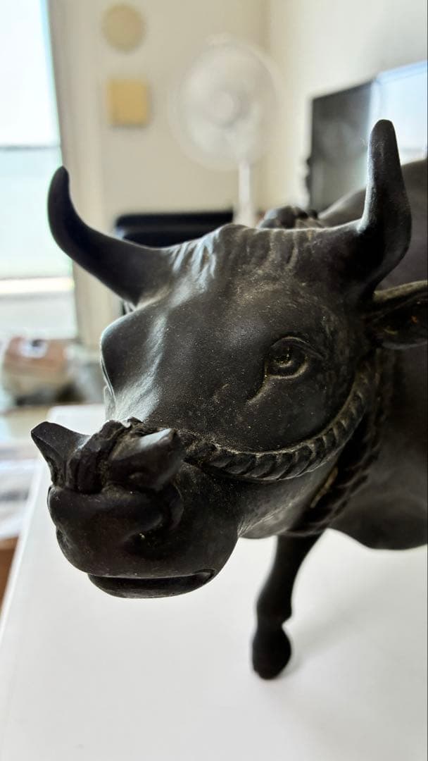 銅器牛に乗る人物像