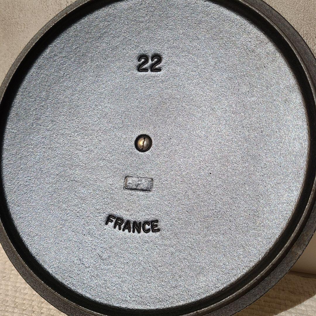 ルクルーゼ　マルミット　スターレリーフ　コットン　ゴールドツマミ　22cm