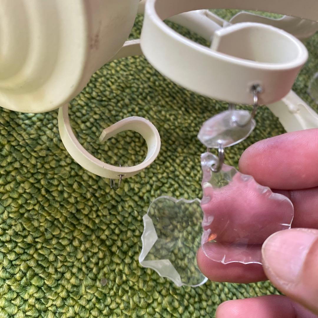 ホワイトクラシックシャンデリア 5灯 アンティーク調　ペンダントライト　リーフ