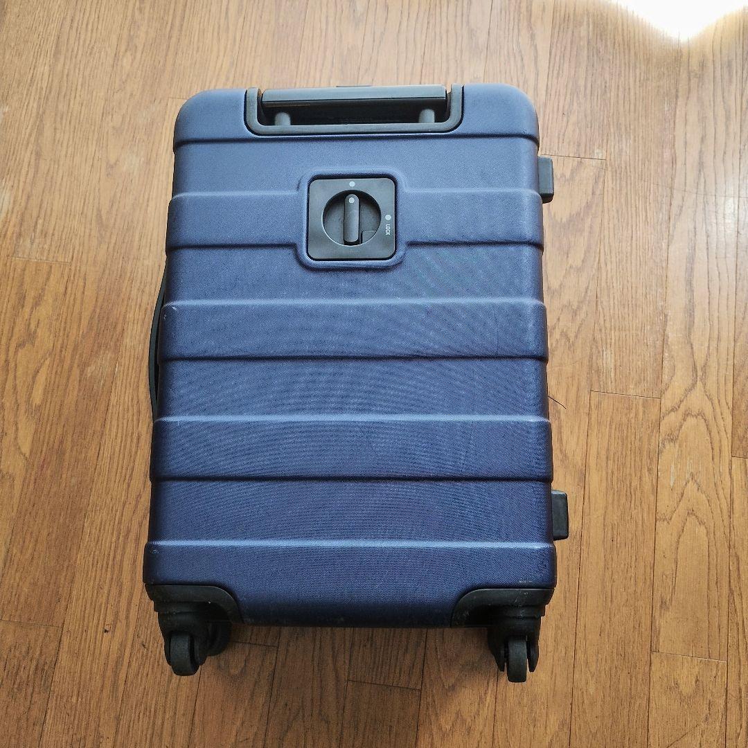 無印良品 33リットル　紺色系　バーを自由に調節できるハードキャリーケース