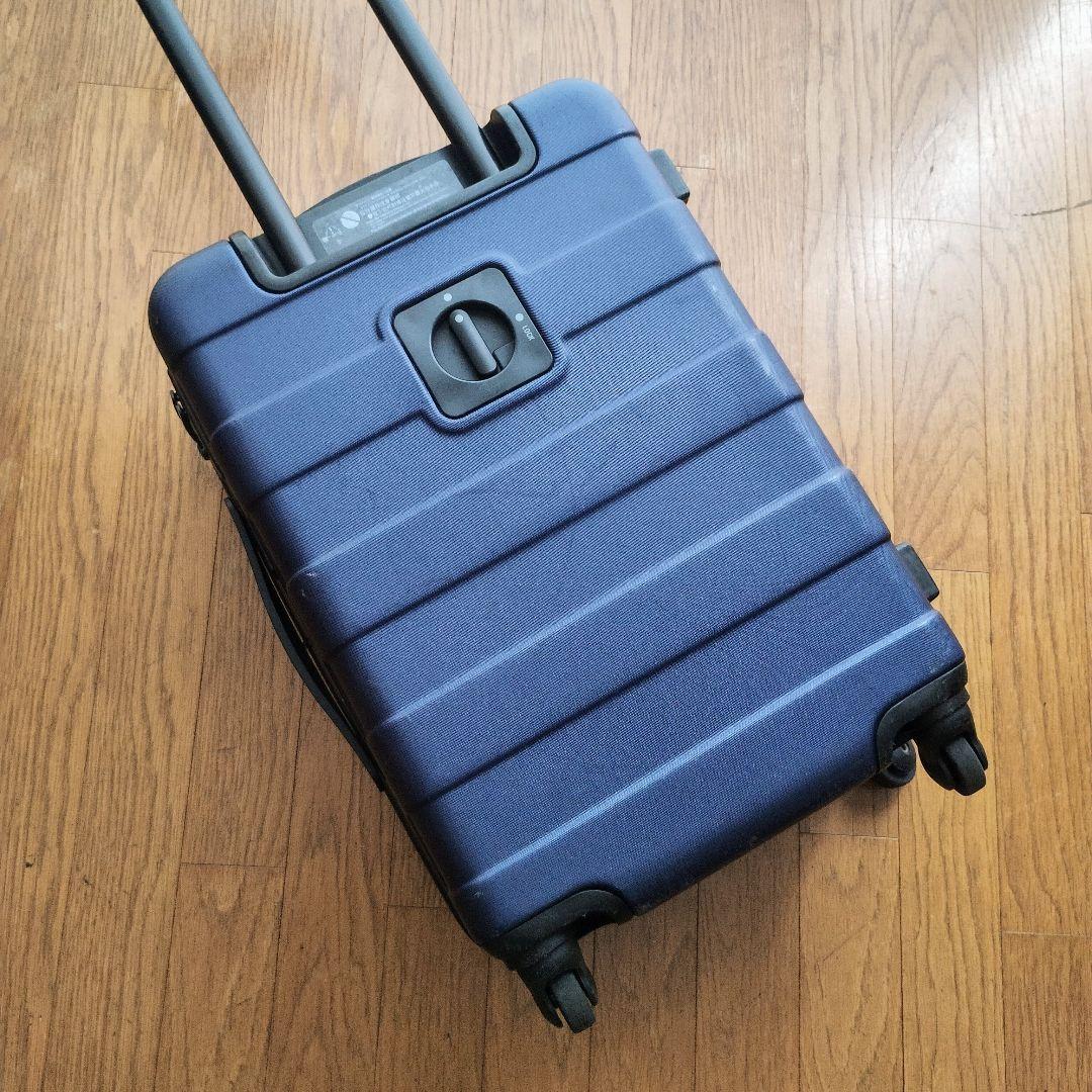 無印良品 33リットル　紺色系　バーを自由に調節できるハードキャリーケース