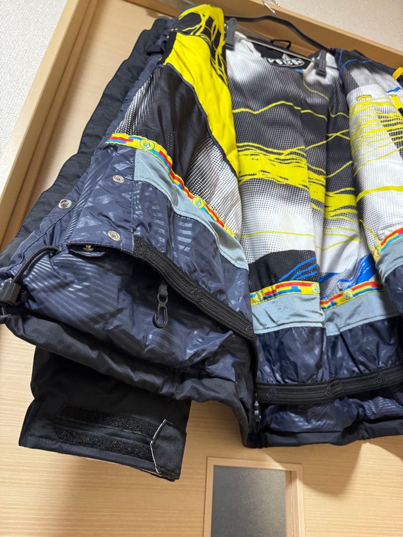 【美品】VOLCOM ボルコム スノーボードウェア ジャケット Mサイズ メンズ