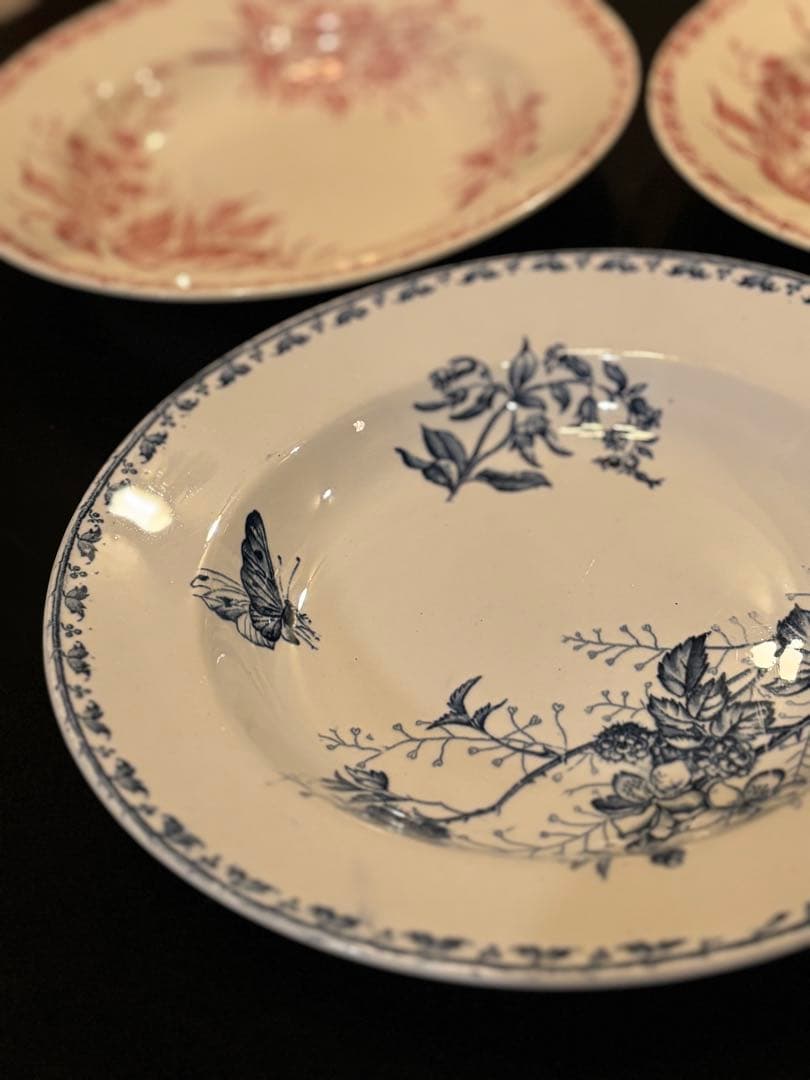 フランスアンティークプレート　3枚セット ラズベリー赤2枚・ラズベリーと蝶青1枚