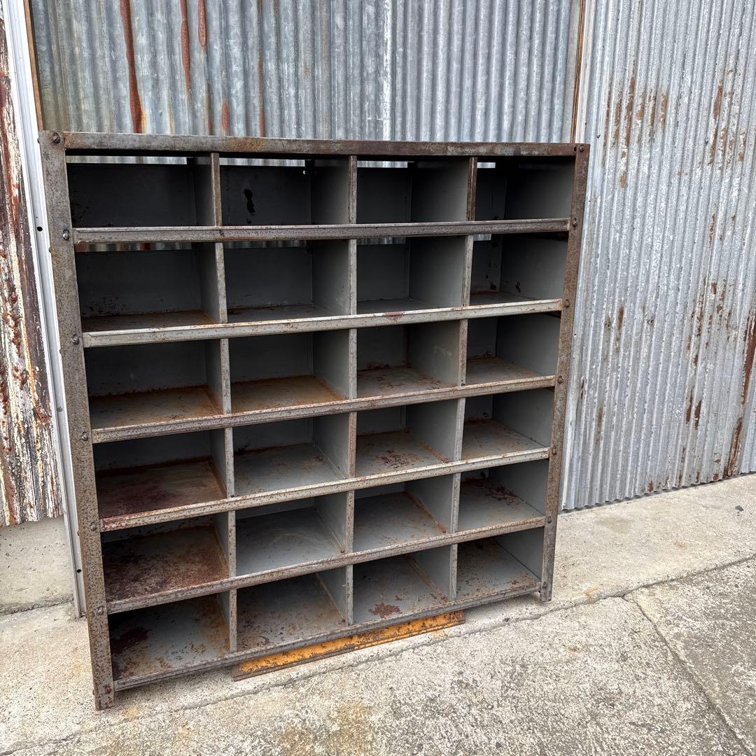 インダストリアル　古い錆たスチールラック 収納24個　ビンテージ　ガレージ