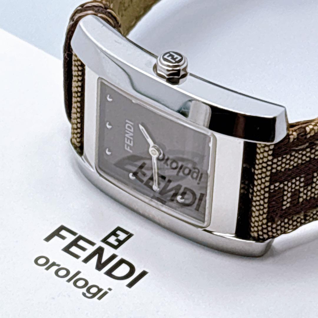 421 FENDI フェンディ　7000L スクエア　ズッカ　箱付き　腕時計
