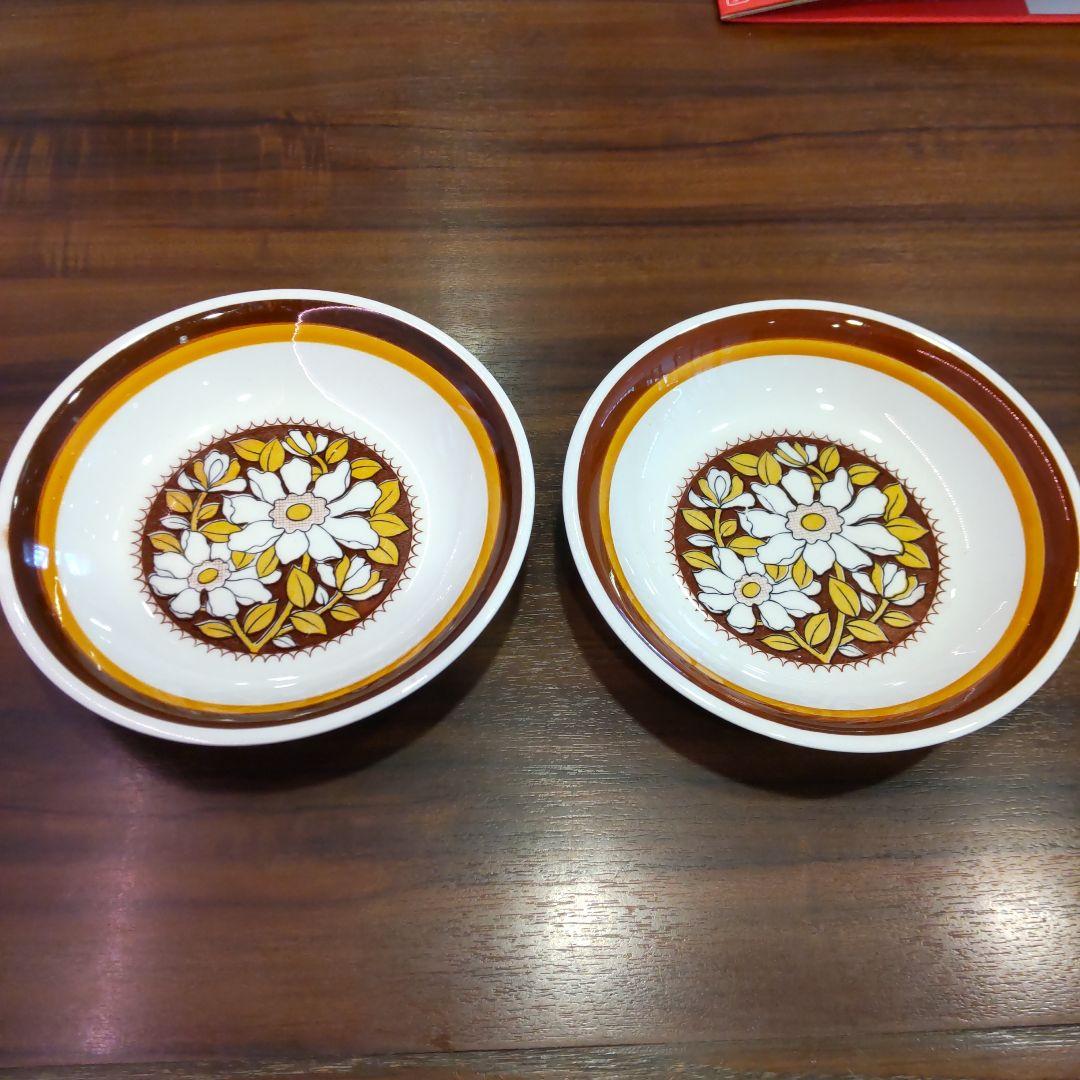 お花柄のお皿２枚          専用