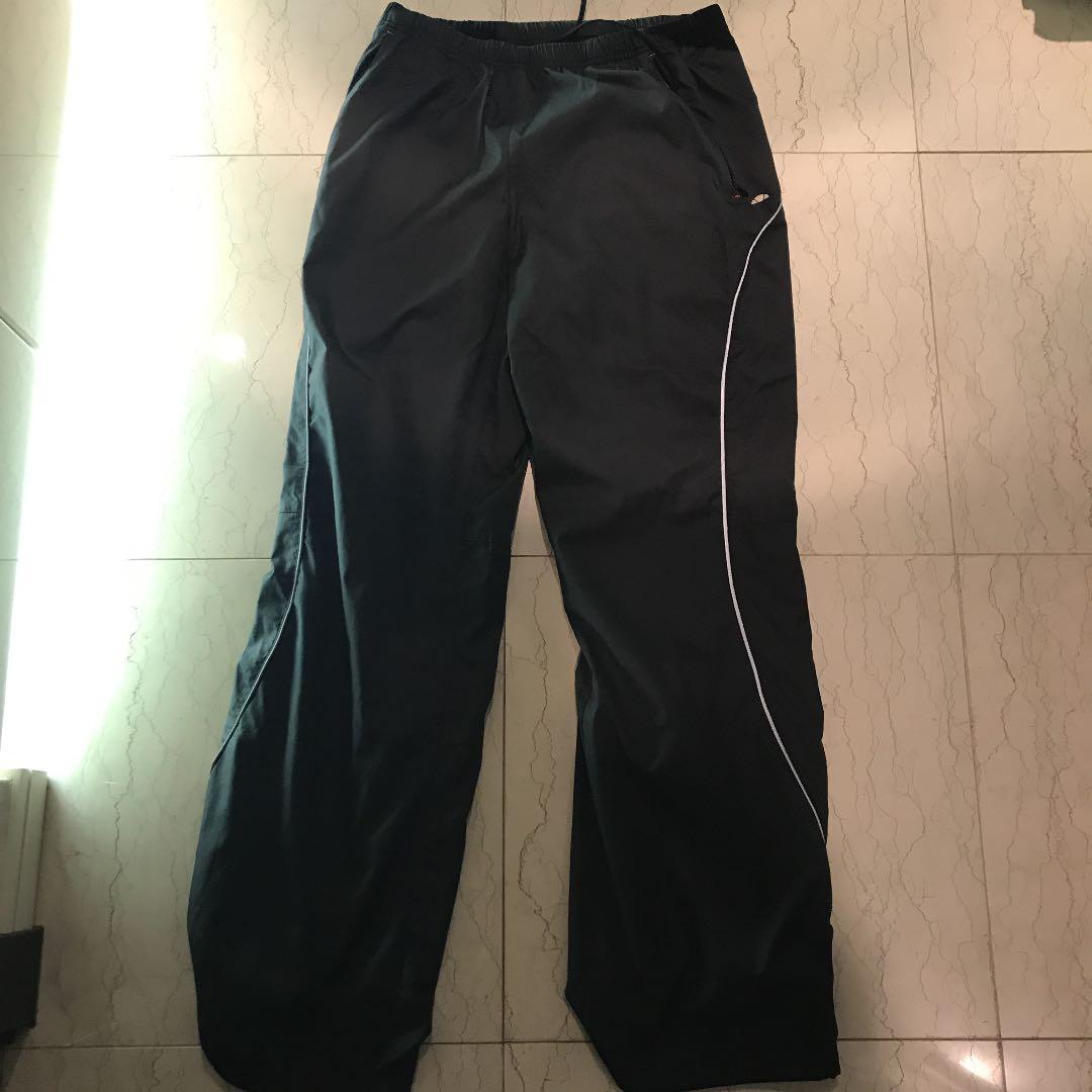 数年前の物ですがワンシーズン着用しました。今後テニスをする予定がないので。