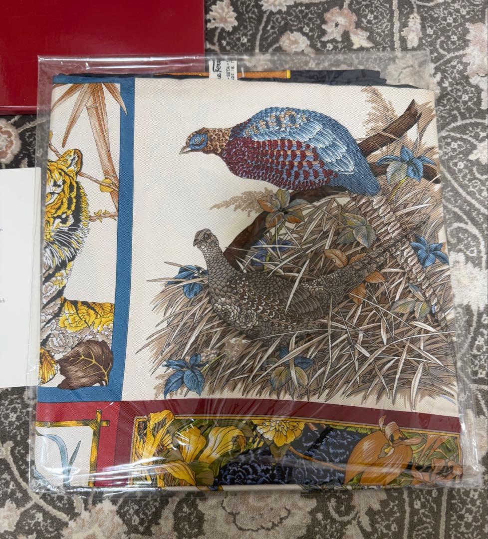 【美品】サルヴァトーレ フェラガモ シルク大判スカーフ　動物柄