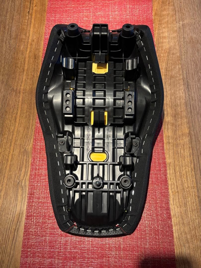 グロムJC61 キタコアイディアルシート　レッドステッチ