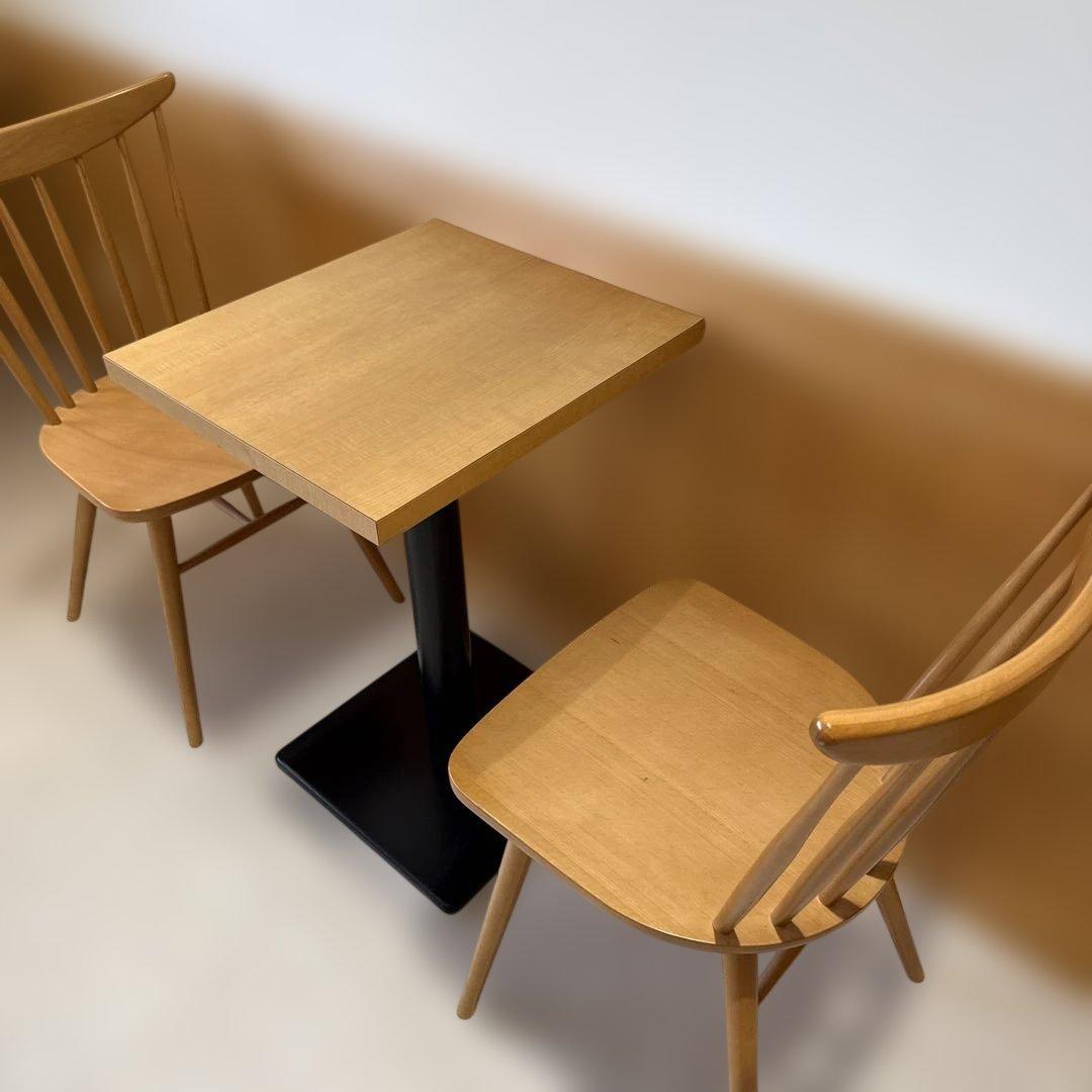 木製カフェテーブル１個とチェア２点セット