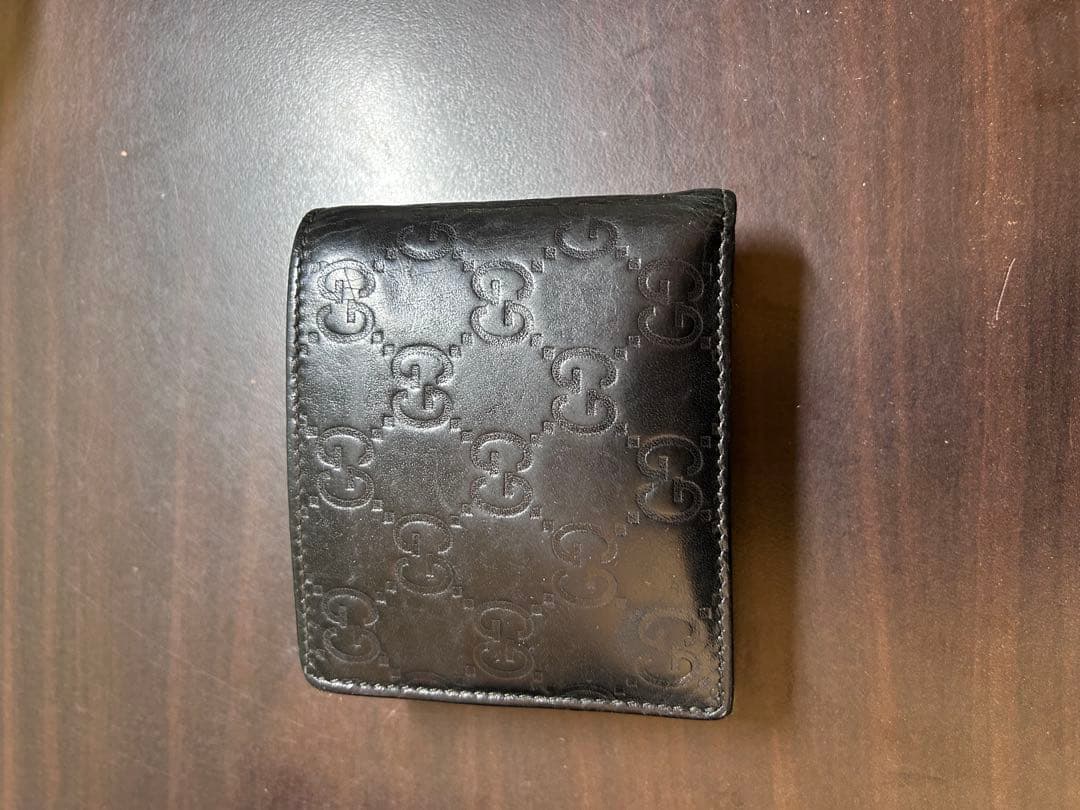 Gucci 二つ折り財布 黒刺繍ロゴ