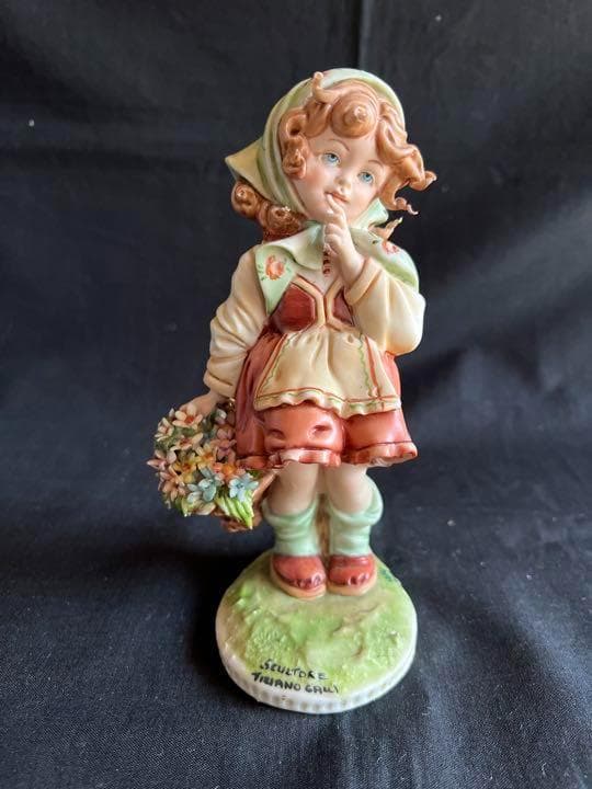 リチャードジノリ　カポディモンテ　フィギュリン「花を運ぶ少女」
