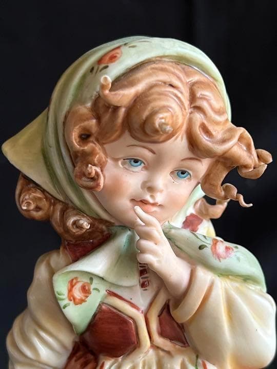 リチャードジノリ　カポディモンテ　フィギュリン「花を運ぶ少女」