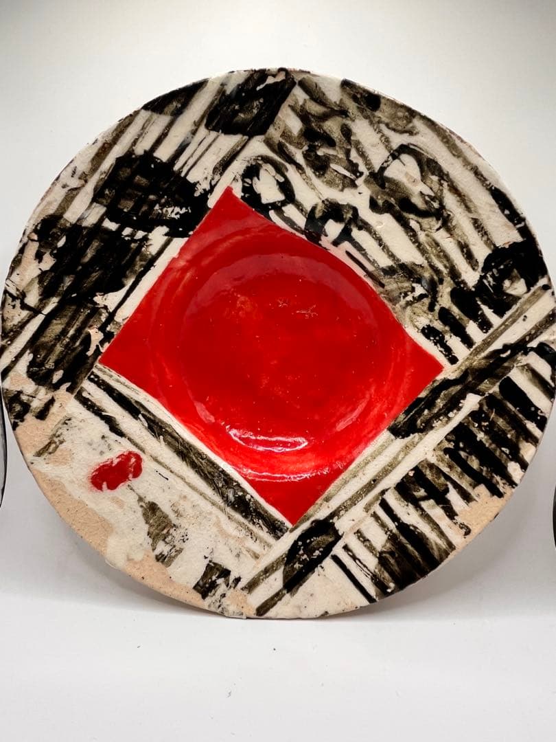 ⑥人気作家キムホノ　ユニークなデザインの皿