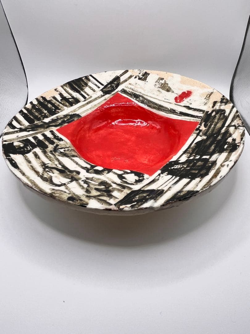 ⑥人気作家キムホノ　ユニークなデザインの皿