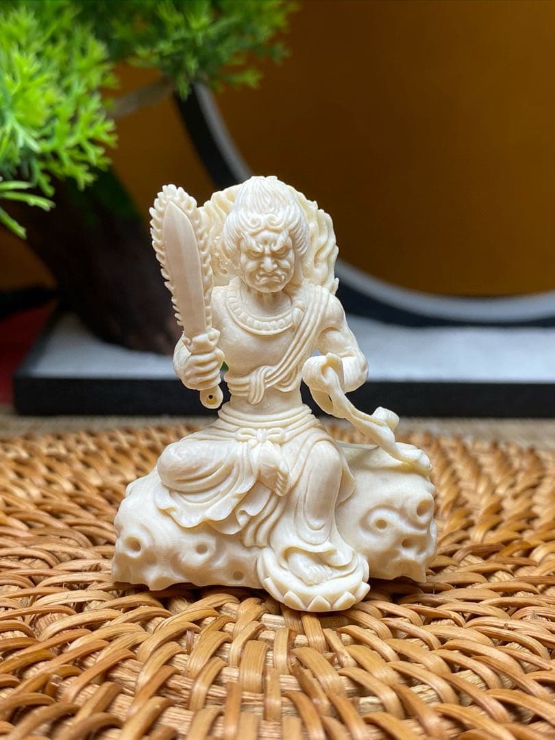 天然マンモス牙美しい手作り彫刻　不動明王　小さいな置物