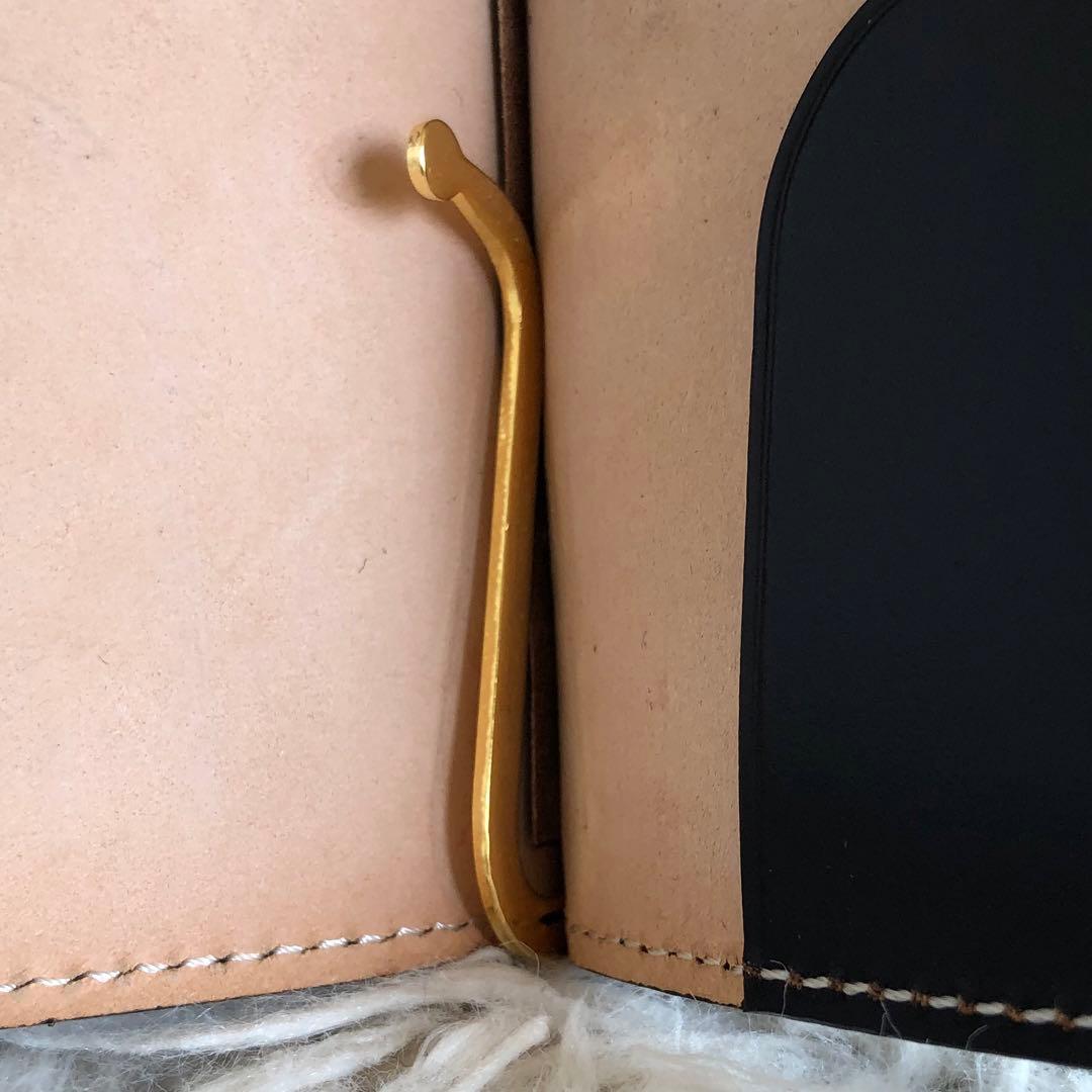 【極美品 コードバン】マネークリップ　黒　財布　本革　光沢　ゴールド金具