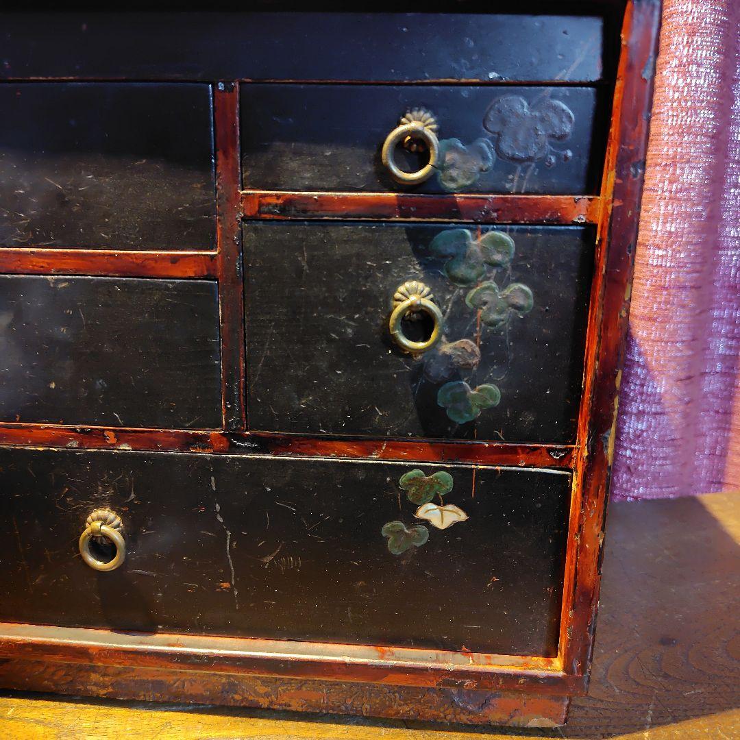 花柄の黒い木製箪笥 5引き出し