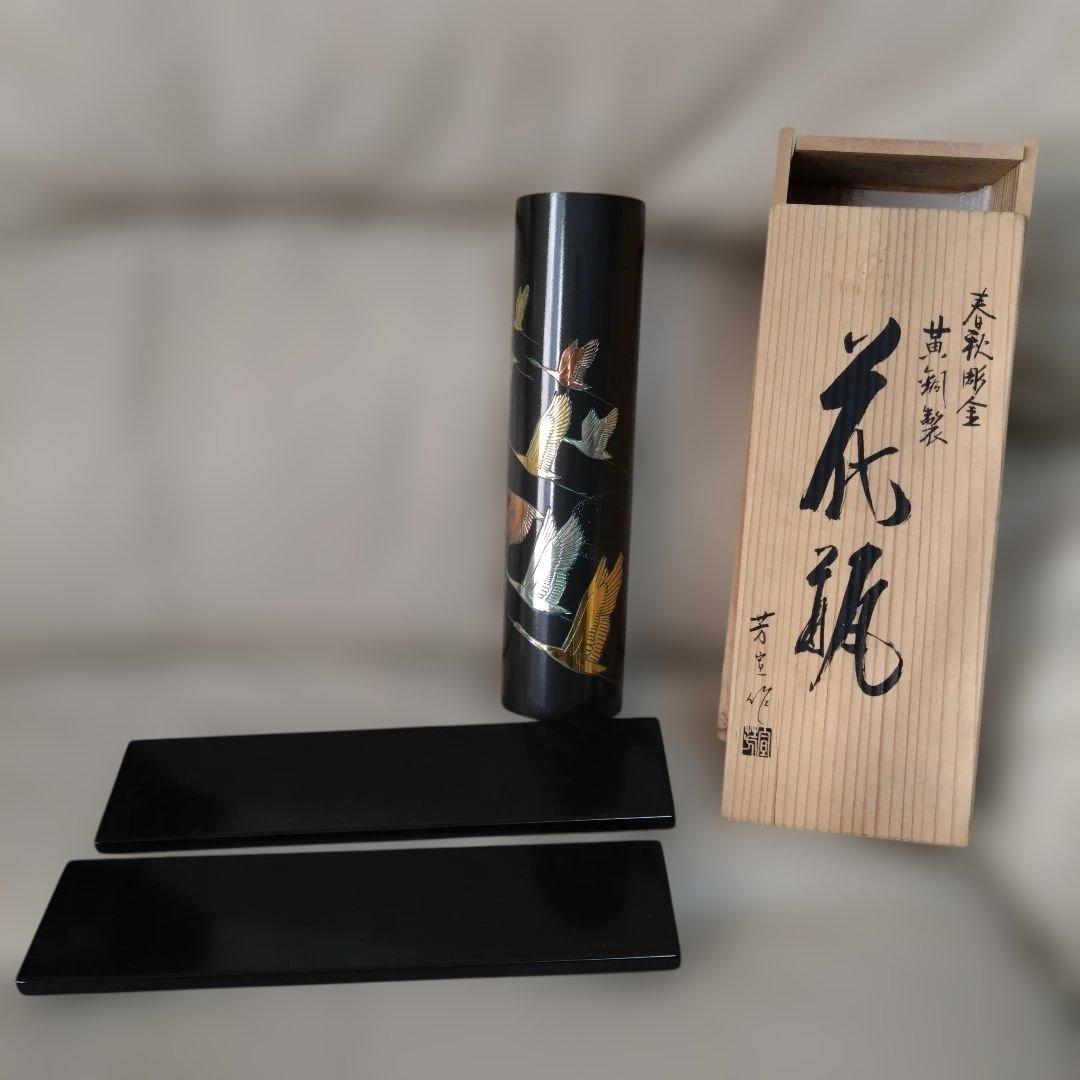 黒い花瓶 飛ぶ鶴のデザイン