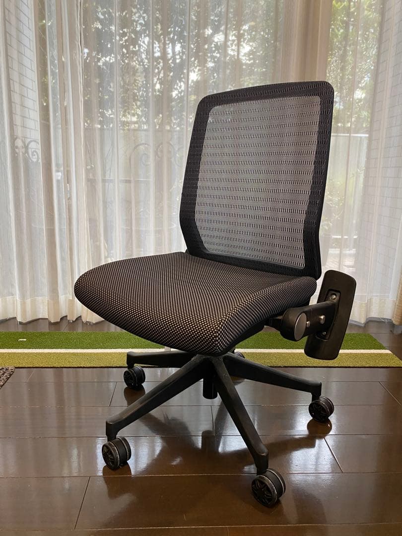 コイズミ JG4 エルゴノミックチェア 肘掛け付き 黒