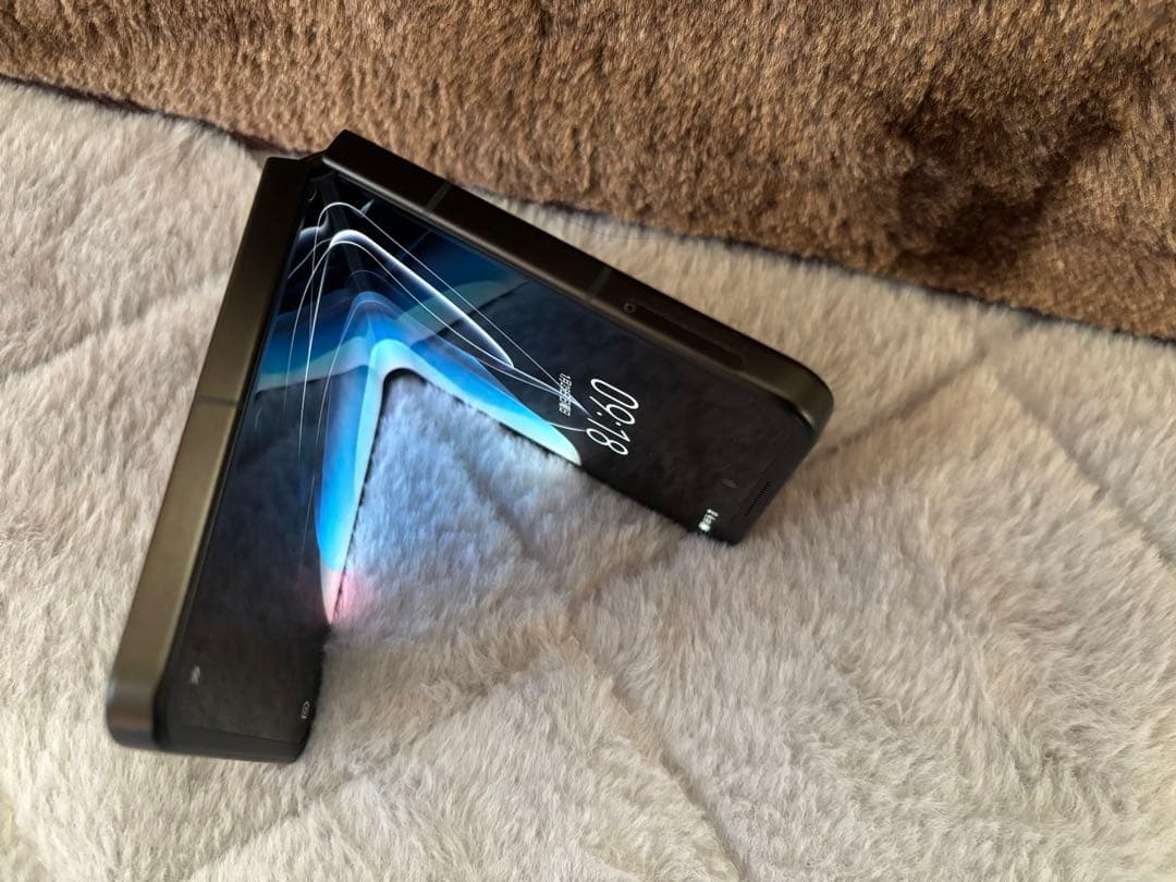 ZTE nubia NX724J Flip 5G ブラック　中古動作問題なし