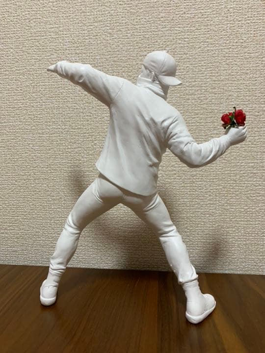 FLOWER BOMBER バンクシー フィギュア　WHITE