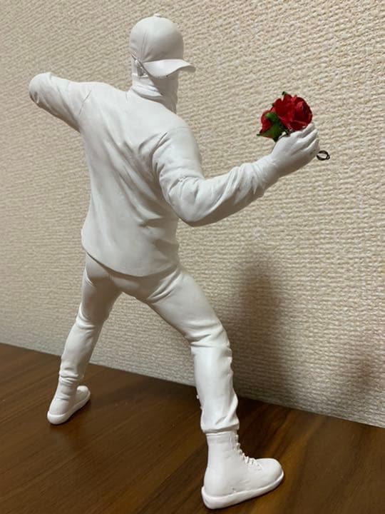 FLOWER BOMBER バンクシー フィギュア　WHITE