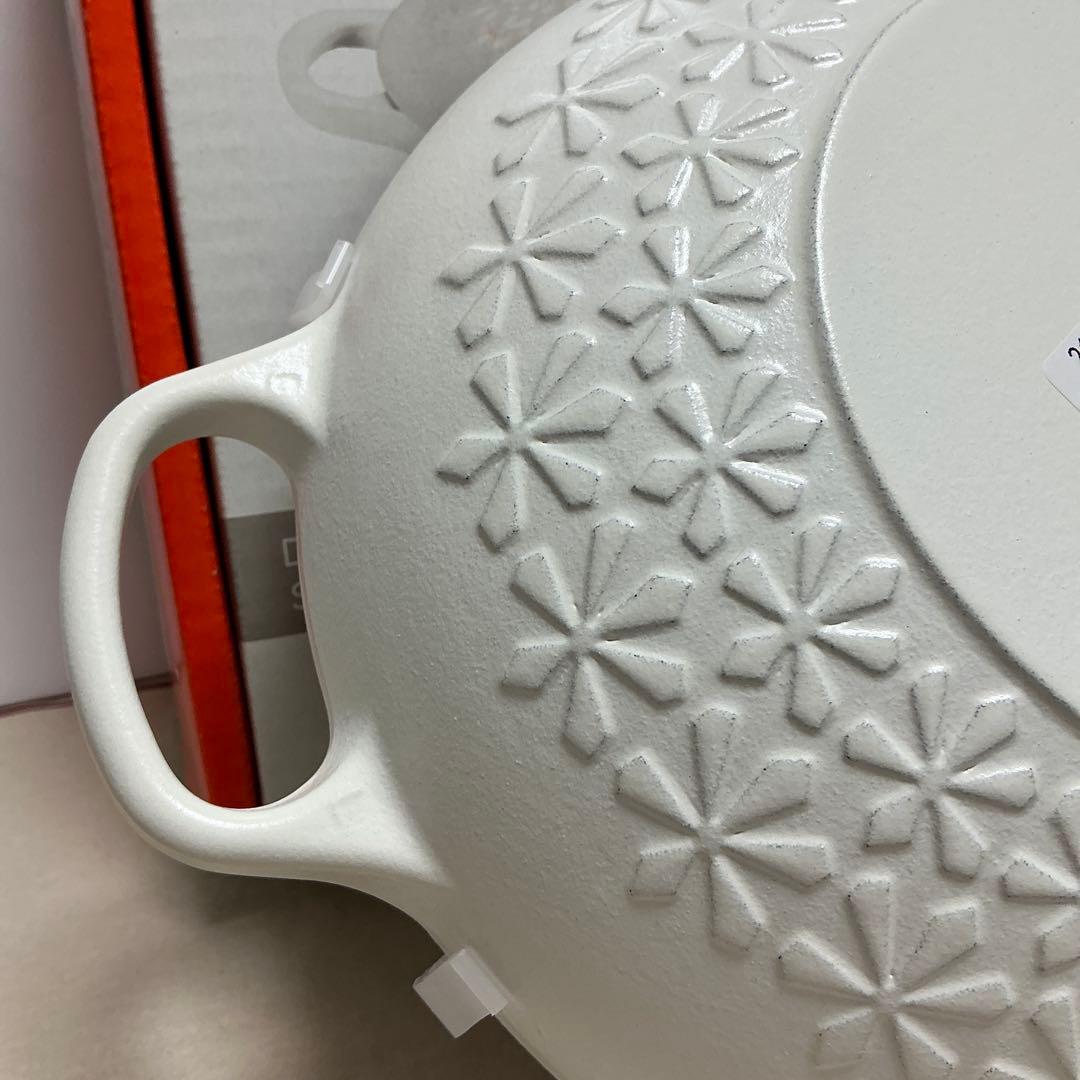 ルクルーゼ マルミット フラワーレリーフ　 22cm コットン　ゴールドツマミ