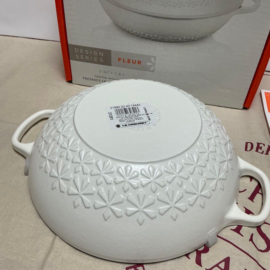 ルクルーゼ マルミット フラワーレリーフ　 22cm コットン　ゴールドツマミ