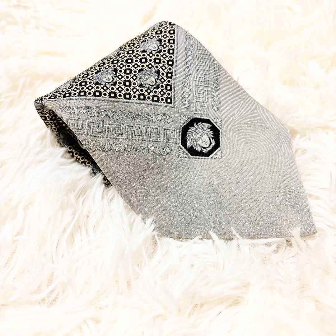 極美品】ジャンニヴェルサーチ ネクタイ メデューサ グレカ柄 シルバー系 シルク