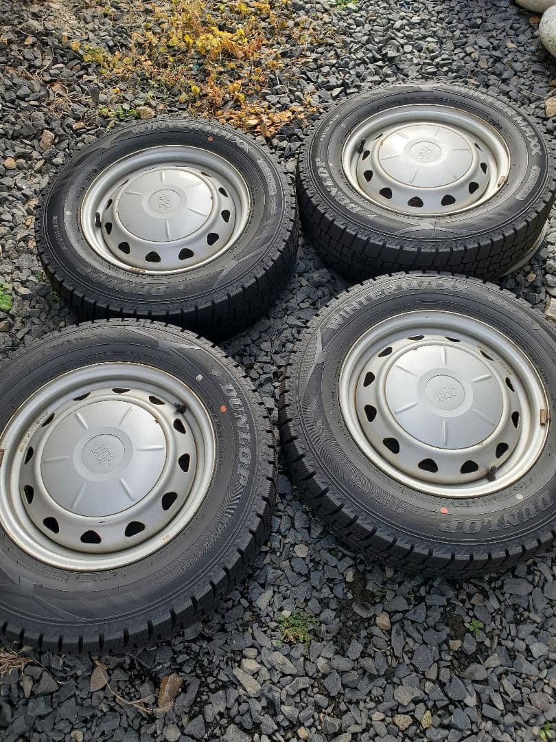 DUNLOPスタッドレス185/70R14 4本セット　24年製ノート等送料込み