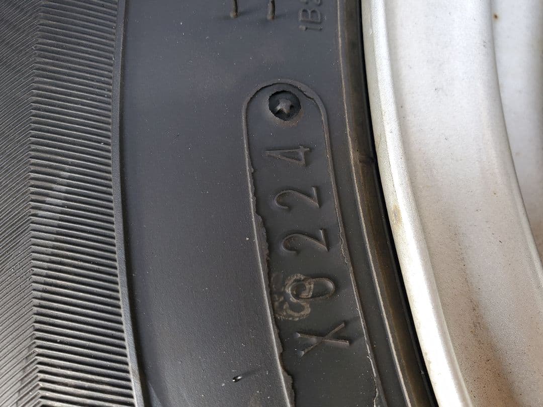 DUNLOPスタッドレス185/70R14 4本セット　24年製ノート等送料込み